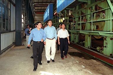 2000年9月19日，時任浙江省委書記張德江一行視察公司