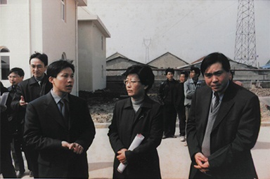 2001年2月20日，時任國家環(huán)保局副局長汪紀戎一行視察公司