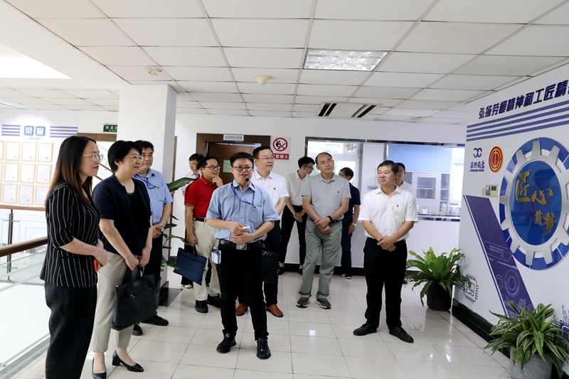 2020年7月14日，時任浙江省總工會黨組成員、副主席張衛(wèi)華一行蒞臨景興紙業(yè)調(diào)研推進新時代產(chǎn)業(yè)工人隊伍建設(shè)改革工作