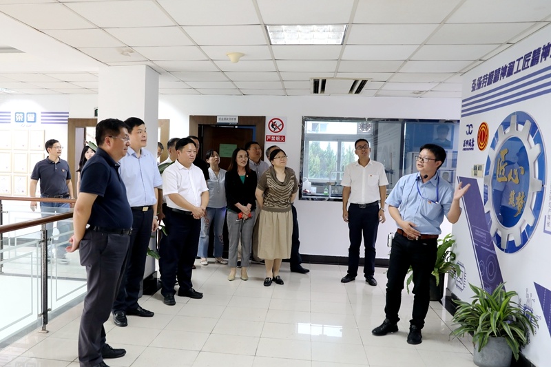 2020年7月29日，時任浙江省政協(xié)常委、社法委副主任、省總工會副主席、一級巡視員董建偉蒞臨景興紙業(yè)調(diào)研新時代工匠培育工作